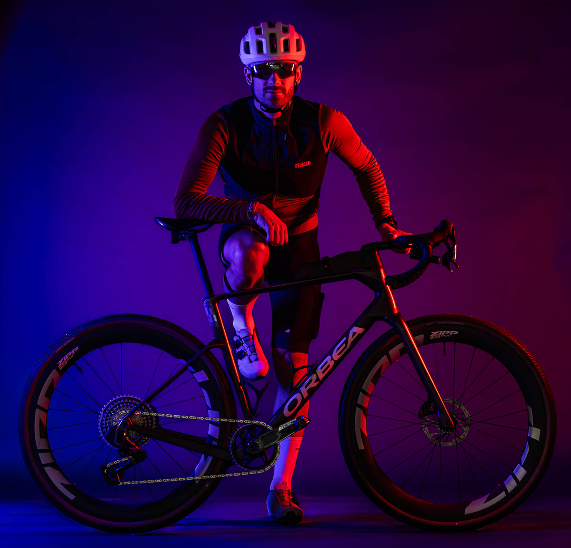 Fotografia sportowa premium Borkowski Foto — portret kolarza w neonowym oświetleniu studyjnym