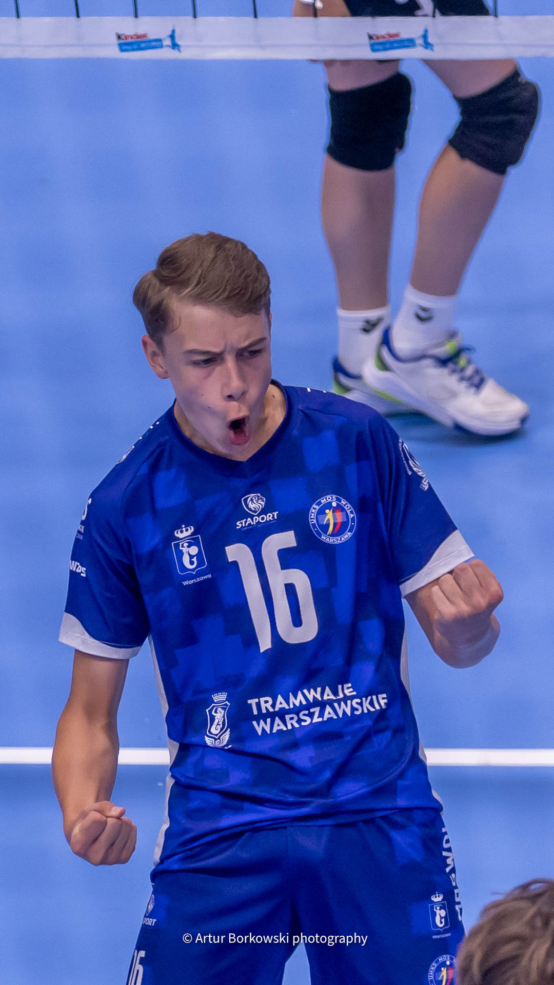 Radość siatkarza po zwycięstwie — profesjonalna fotografia sportowa Warszawa